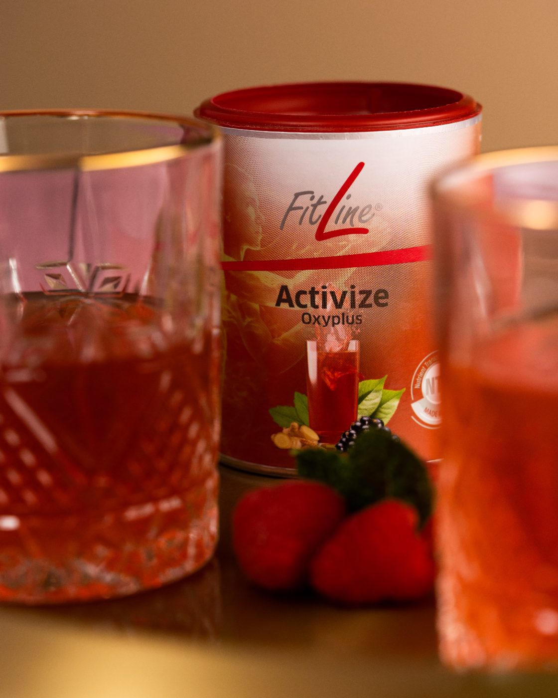 Flasche Activize Oxyplus auf einem hellen Marmor-Untergrund, Glas mit klarem Wasser daneben, ruhiges Seitenlicht, natürlicher Hintergrund