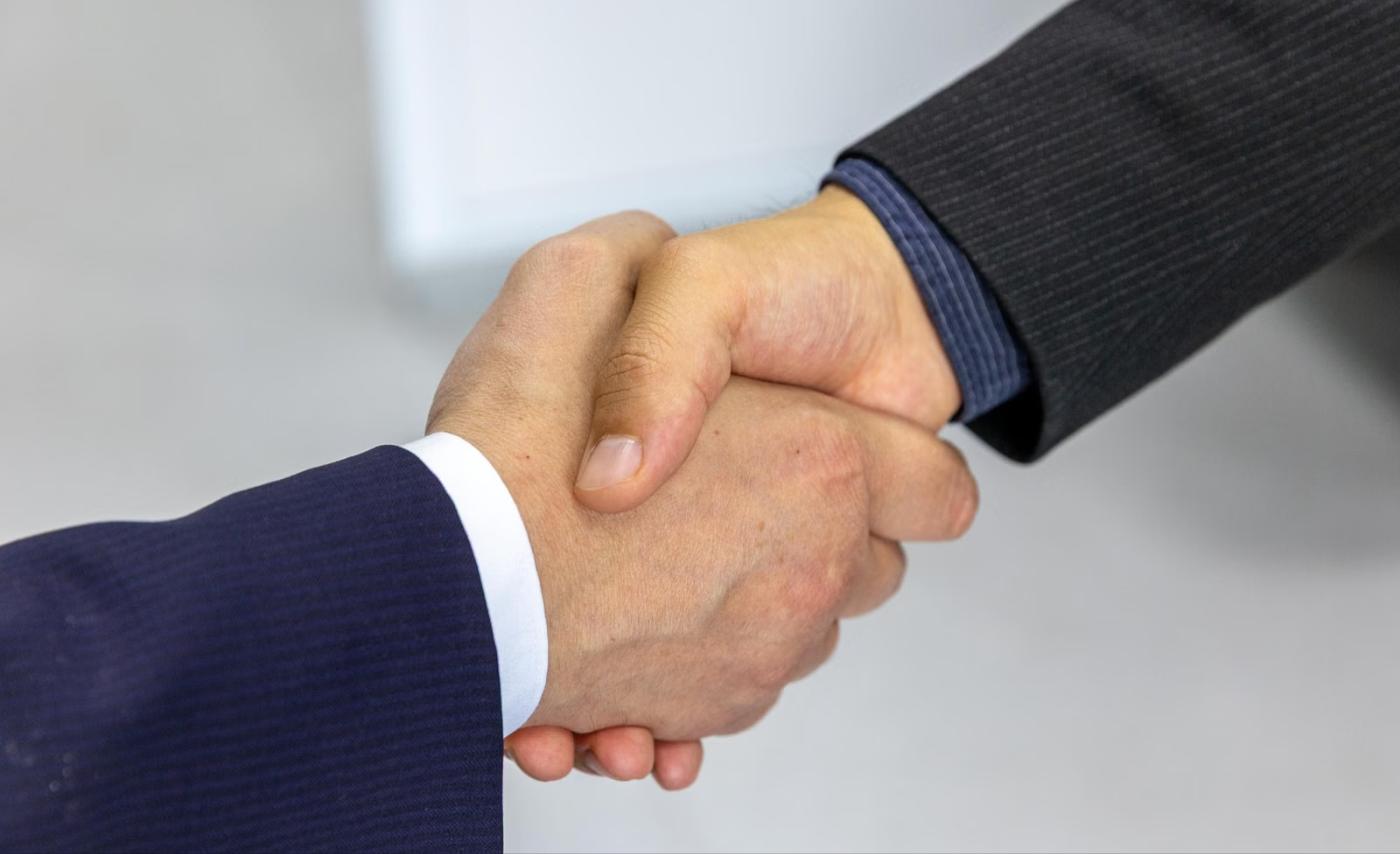 Zwei Geschäftspartner geben sich die Hand