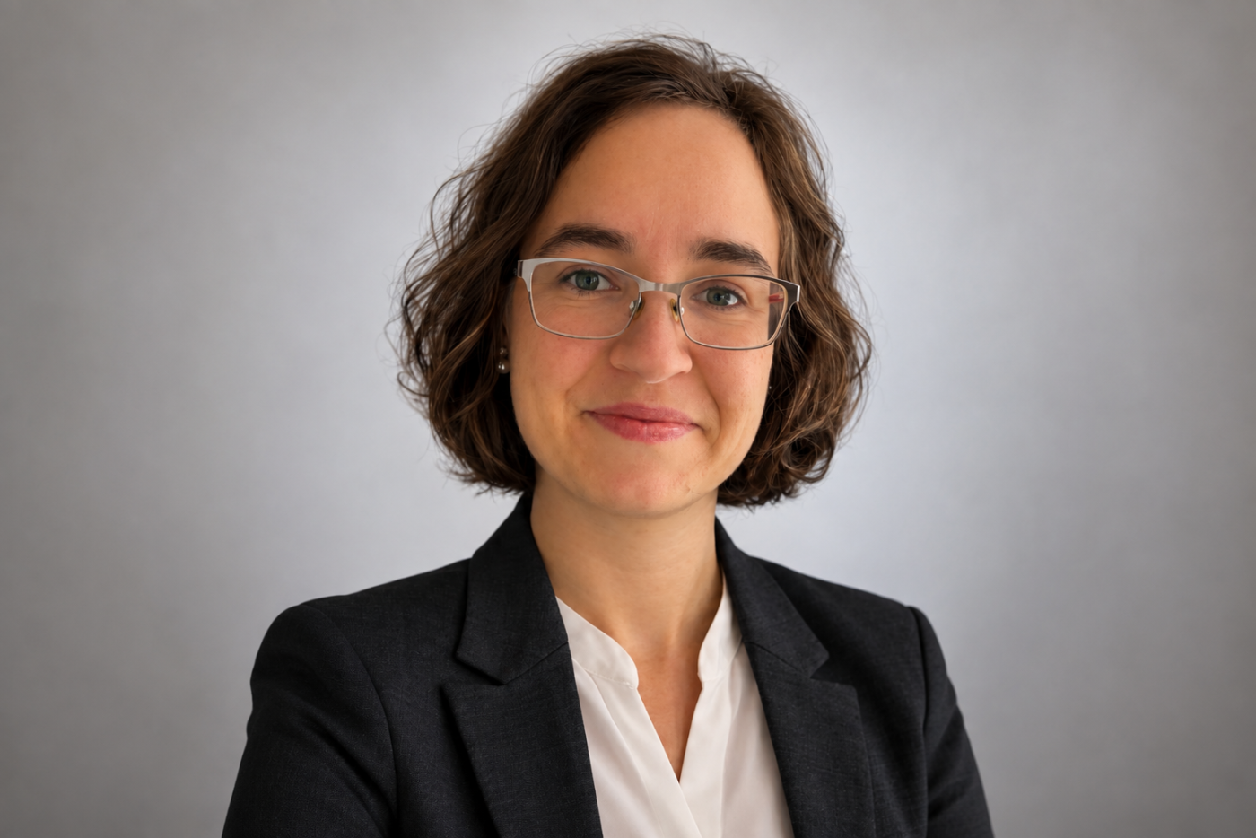 Porträt Carolin, warm lächelnd, natürliches Licht, authentisch und nahbar