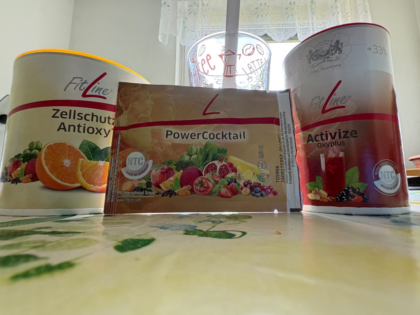 Flachlicht-Stillleben mit zwei eleganten Produktdosen auf hellem Leinenstoff, gedämpfte Erdtöne, Naturlicht von der Seite